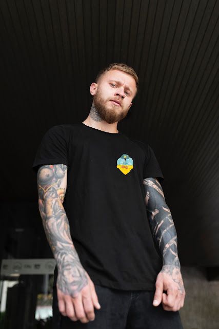 Футболка чорного кольору з дитячим малюнком "UAСерце" від Дані